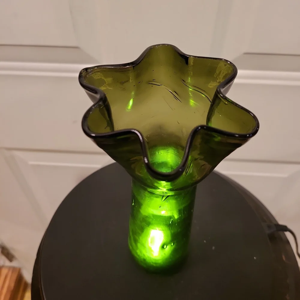 Vintage Green Glass Hand Blown Artisan Handkerchief Vase 8.25" - Picture 6 of 10